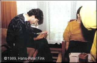 Der Sch�rge beim Studium des Reisef�hrers