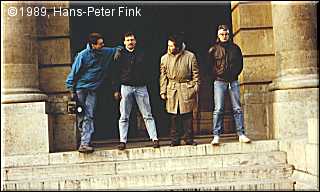 Vier der f�nf M�tzen vor der Operette von Budapest - der M�rchenprinz, der Sch�nling, der musikalische B�r und der K�nig