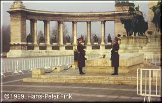 Am Ehrenmal marschieren Soldaten auf und ab