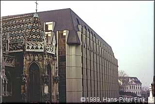 Oben, bei der Burg. Alt und Neu pa�t ja bestens...