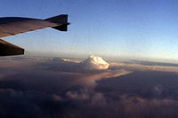 Wir fliegen in die Nacht hinwein