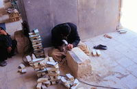 Steinmetz bearbeitet Fliesen